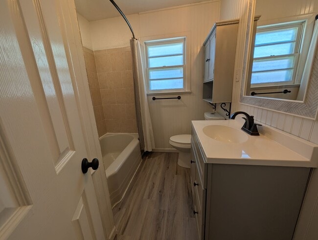 Building Photo - 3 bed 1 bath Pre-Leasing