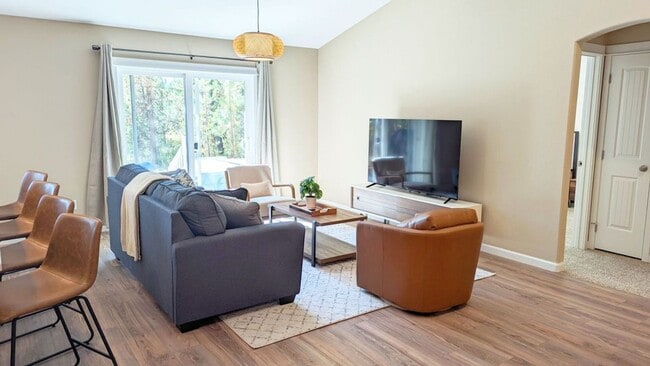 Building Photo - Beautiful Home with Modern Comforts