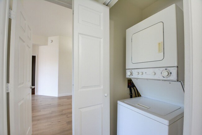 Building Photo - Park Avenue Mid Rise Condo. All HOA Amenities