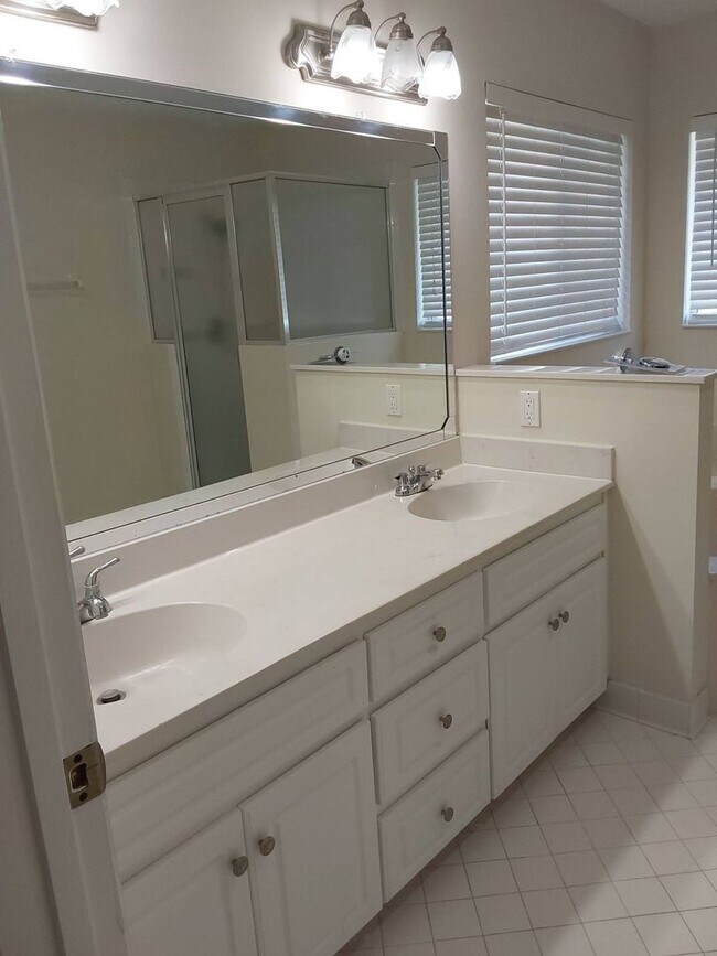 Building Photo - Beautiful 3 Bedroom + Den, 2 Bathroom Home...