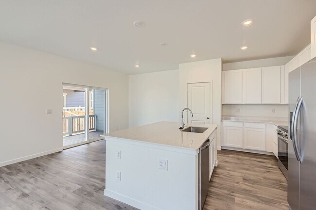 Building Photo - Luxurious 3bd 2.5 paired home in Dove Village!