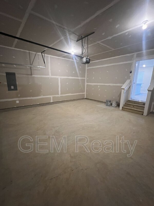 Building Photo - 3275 White Tail Drive