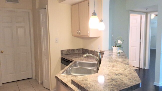 Building Photo - Gorgeous Wood Floors 1/1 condo for RENT @The Crest close to UCF
