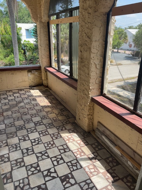 Building Photo - 2017 6th Ave W