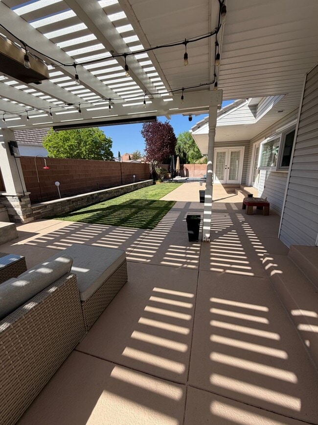 Building Photo - Beautiful 4 bedroom, 3 bathroom Home with a pool!!