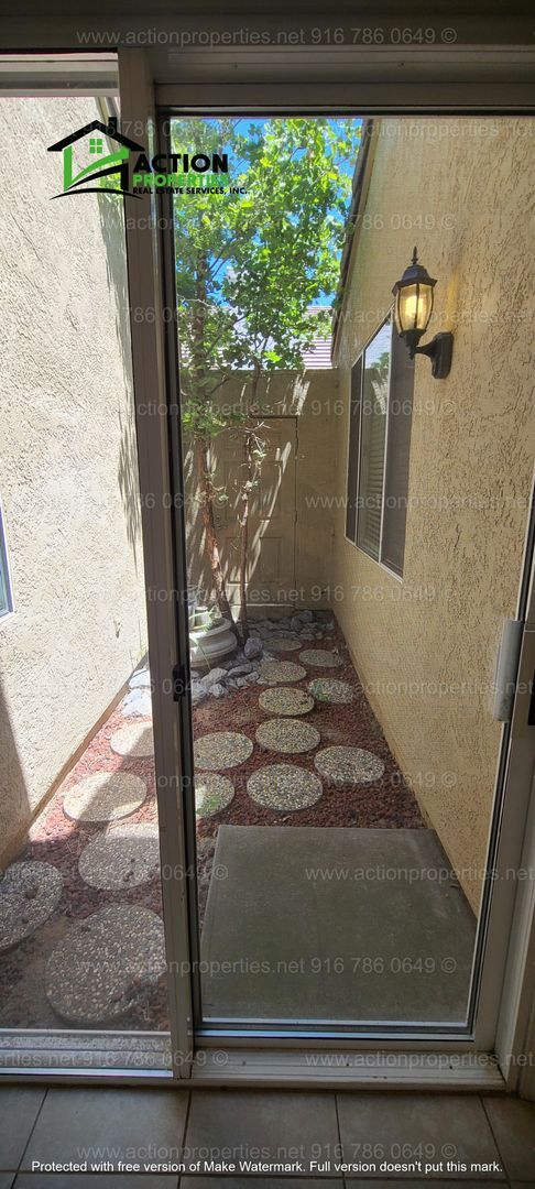 Building Photo - Central Roseville - Single Story 3 bedroom...
