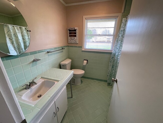Building Photo - 1209 W 40th St