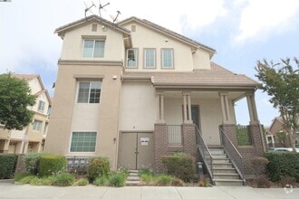 Building Photo - 1067 Green St