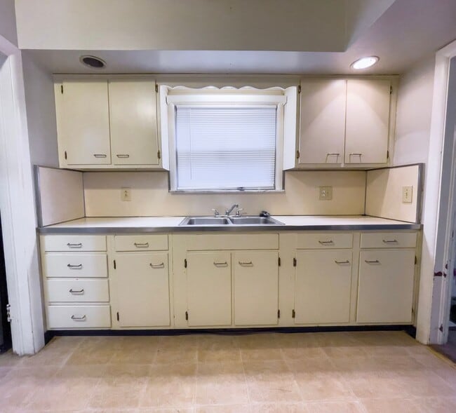 Building Photo - PRELEASING for AUGUST! Close to Campus