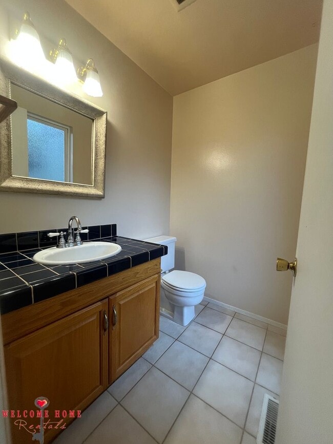 Building Photo - 2 bedroom townhome condo with AMAZING view, brand new carpeting and a fresh coat of paint!!!