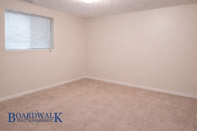 Building Photo - Beautiful 6 Bedroom Home in Sandy!