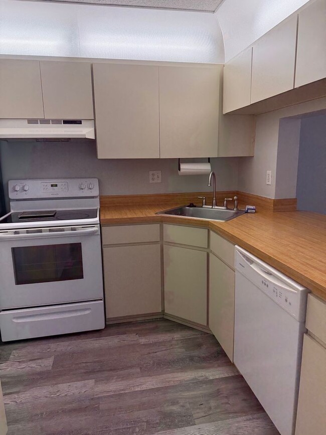 Building Photo - Pine Ridge at Tarpon Condo