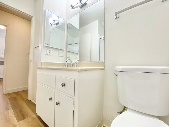 Building Photo - 11924 Montana Ave Los Angeles, CA 90049