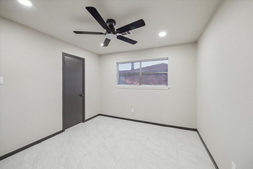 Building Photo - 412 Lyndale Dr