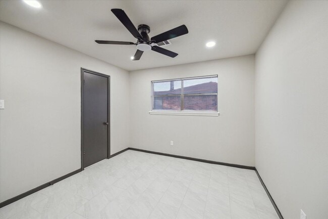 Building Photo - 412 Lyndale Dr