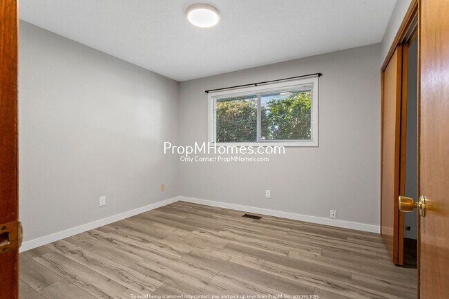 Building Photo - 2560 SE Spruce St