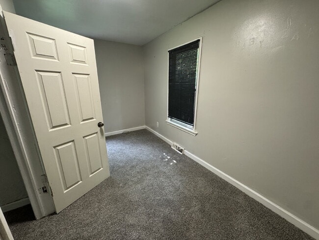 Building Photo - Spacious 4-Bedroom Home Inkster – Ready fo...