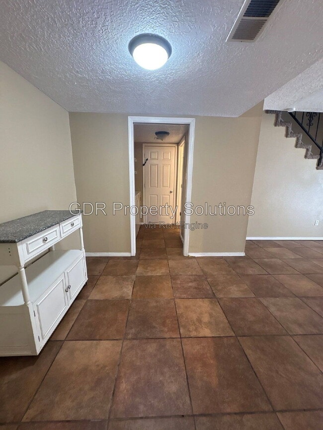 Building Photo - 8333 Comanche Rd NE
