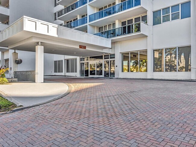 Building Photo - 3140 S Ocean Dr