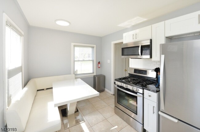 Building Photo - 483 Mt Prospect Ave