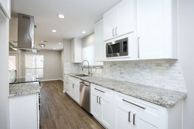 Building Photo - 2214 Holly Knoll St