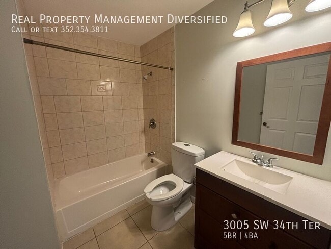 Building Photo - 3005 SW 34th Terrace