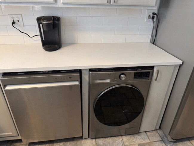 Building Photo - 2 BD 2 BA Condo in Intimate Gated Communit...