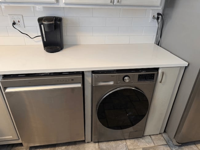 Building Photo - Two Bedroom In University Heights Coming S...