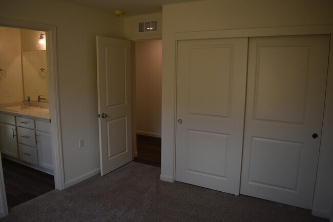Building Photo - 685 Marshall Ln