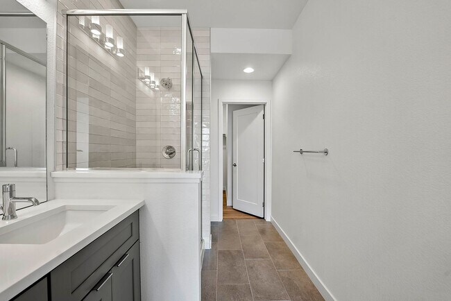 Building Photo - Last Townhouse Available! Beautiful Newer Build Close to Overlook Station