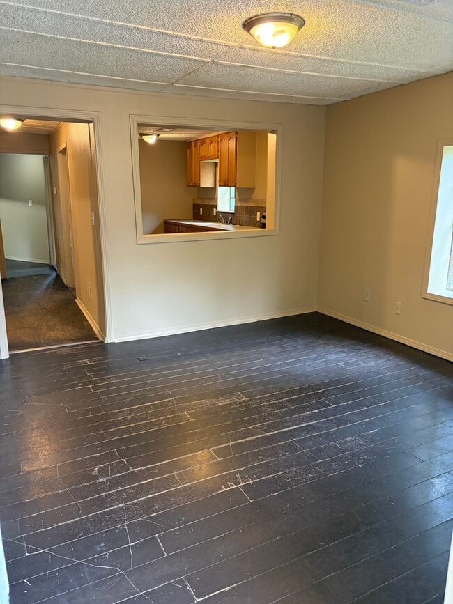 Building Photo - Charming 4-bedroom, 1-bath home located in the heart of Van Buren featuring a spacious layout, ha...