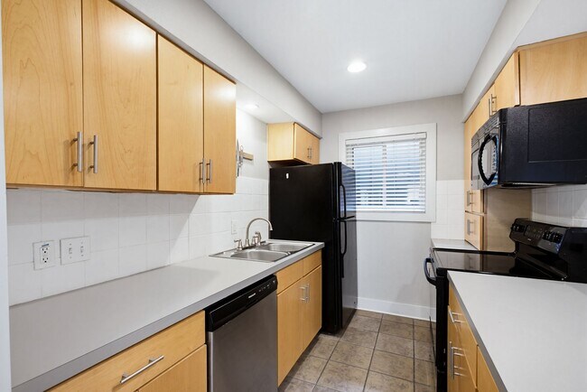 Building Photo - 2 Bed 1 Bath Condo by UT and CapMetro Stop