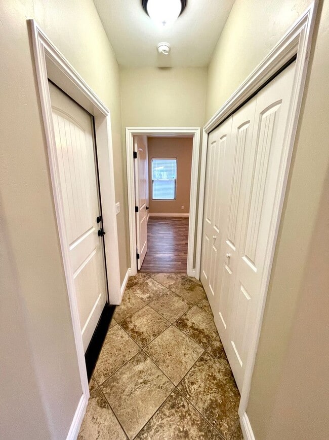 Building Photo - Elegant 3 Bedroom, 2 bathroom Home in Legacy Ranch Neighborhood in Central Kingman!