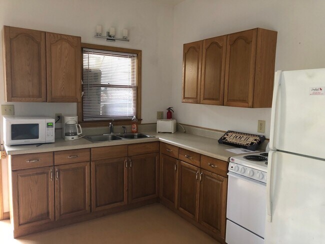 Building Photo - **SCHOOL YEAR RENTAL-TWO STUDENT MAX** AVAILABLE MID-AUGUST TO MID-MAY