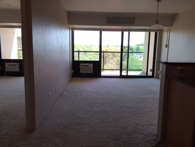 Building Photo - 1 Bedroom at Citywalk Downtown with Utilities Included!!