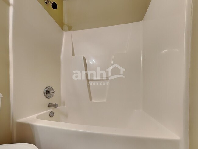 Building Photo - 136 N Honey Springs Ave