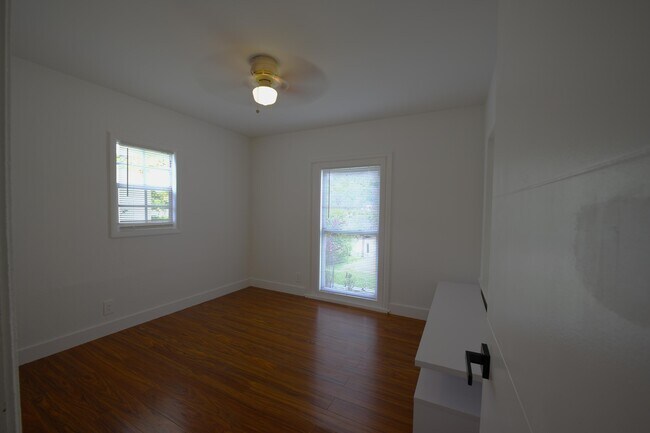 Building Photo - 717 N E St