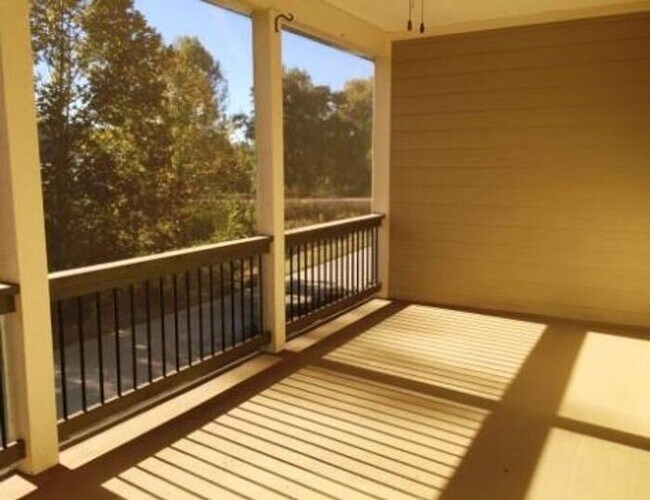 Building Photo - Spacious 3 Bed/ 3 Bath Townhome with two A...