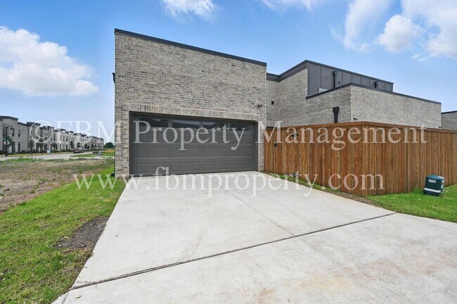 Building Photo - 2121 Luna Dr
