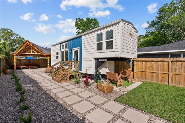 Building Photo - 4734 Oleander St