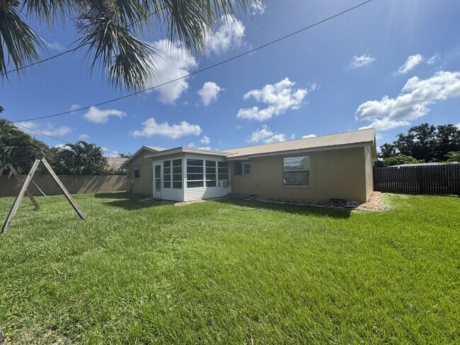Building Photo - 129 Algiers Dr