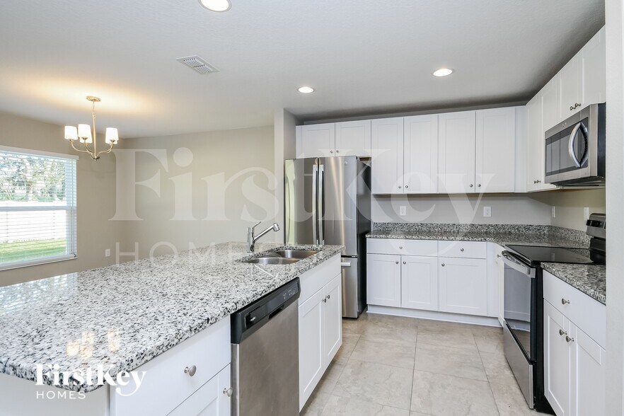 Building Photo - 421 Earhart Dr