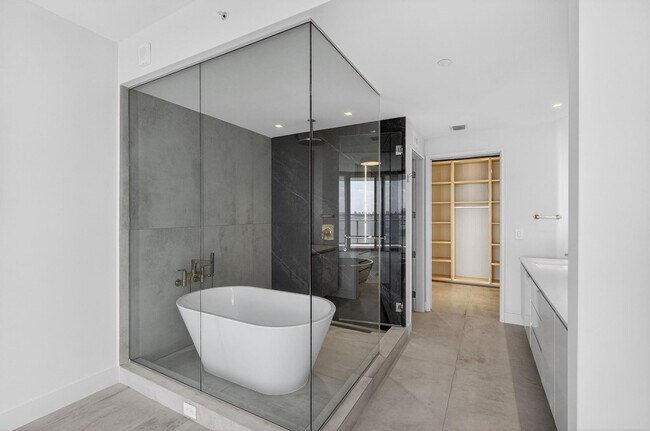 Building Photo - 700 NE 24th St