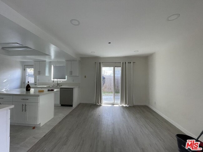 Building Photo - 10846 Scoville Ave