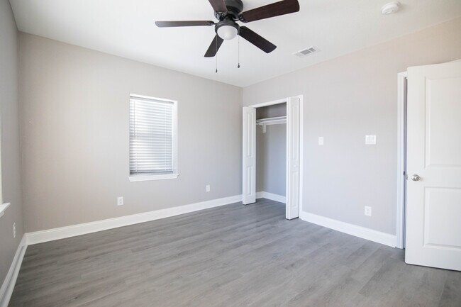 Building Photo - 305 W Sherman St