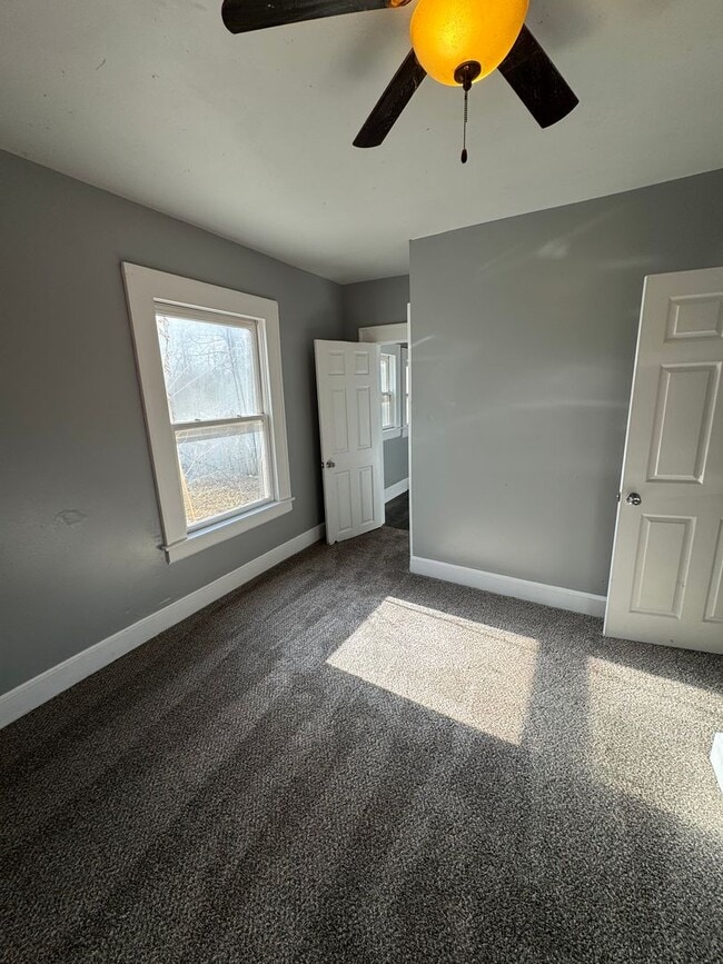 Building Photo - 3 bedroom/1 bath house