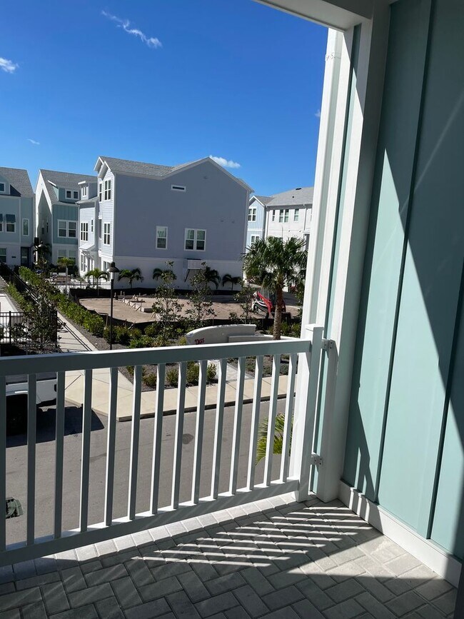 Building Photo - Annual Unfurnished 3 Bedroom, 3.5 Bathroom Townhome adjacent to Downtown Sarasota