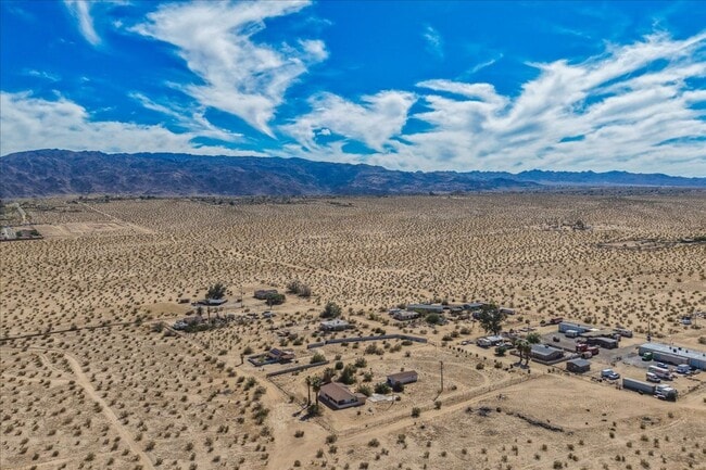 Building Photo - 2 Bedroom Home on 1.8 Acre Lot