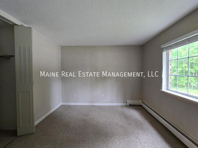 Building Photo - 10 Tall Pines Dr