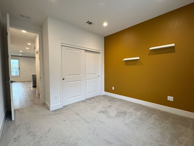 Building Photo - Modern 3BR/3BA Townhome in Prime Mountain View Location